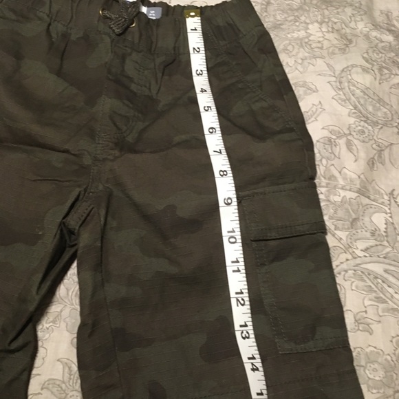 Old Navy Boys Camo Shorts - Picture 3 of 4